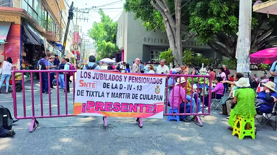 La protesta interrumpe servicios administrativos, mientras exigencias por pagos se intensifican.