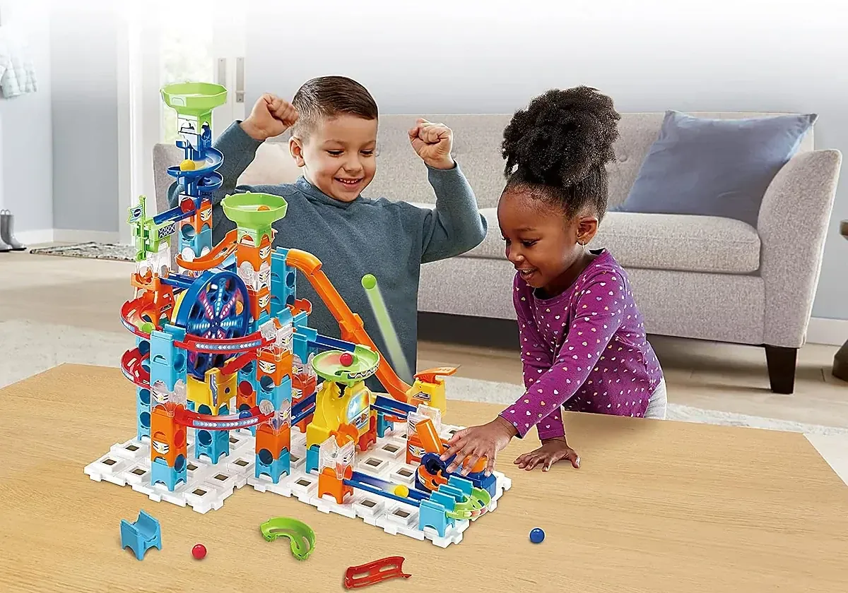 Estos circuitos permiten a los niños experimentar con principios físicos de forma divertida y práctica.