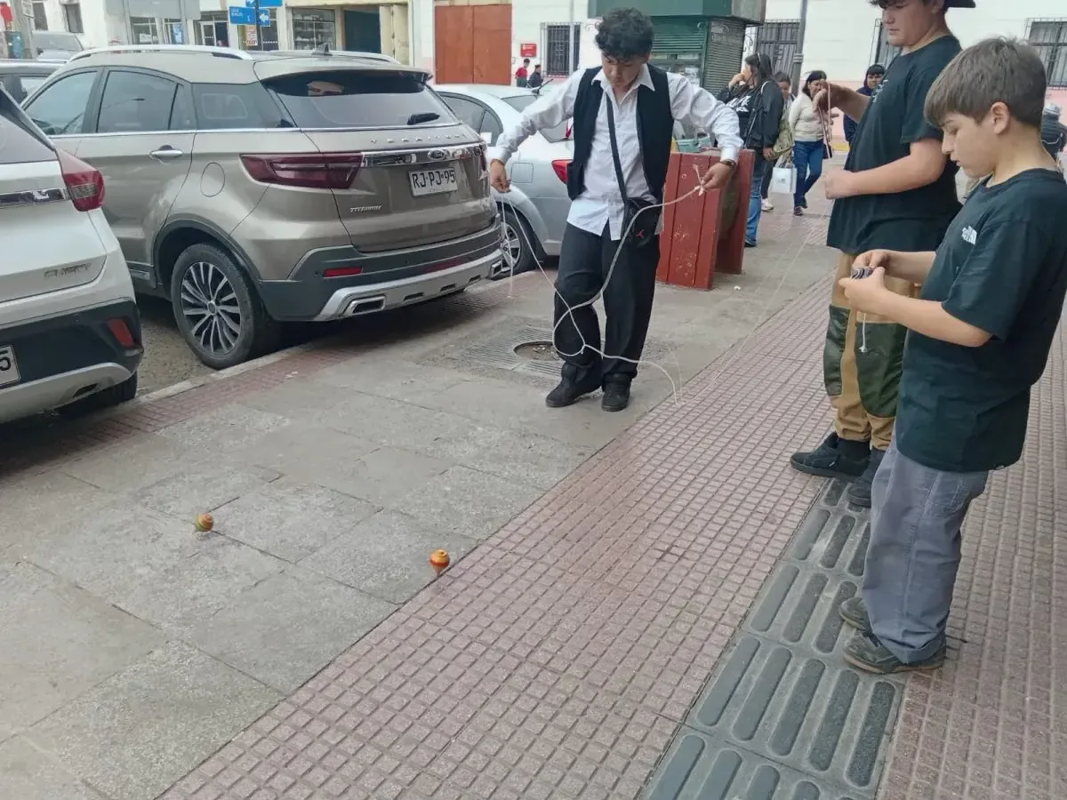 La tecnología desplaza a juegos tradicionales como el trompo y la pirinola, alertan especialistas.