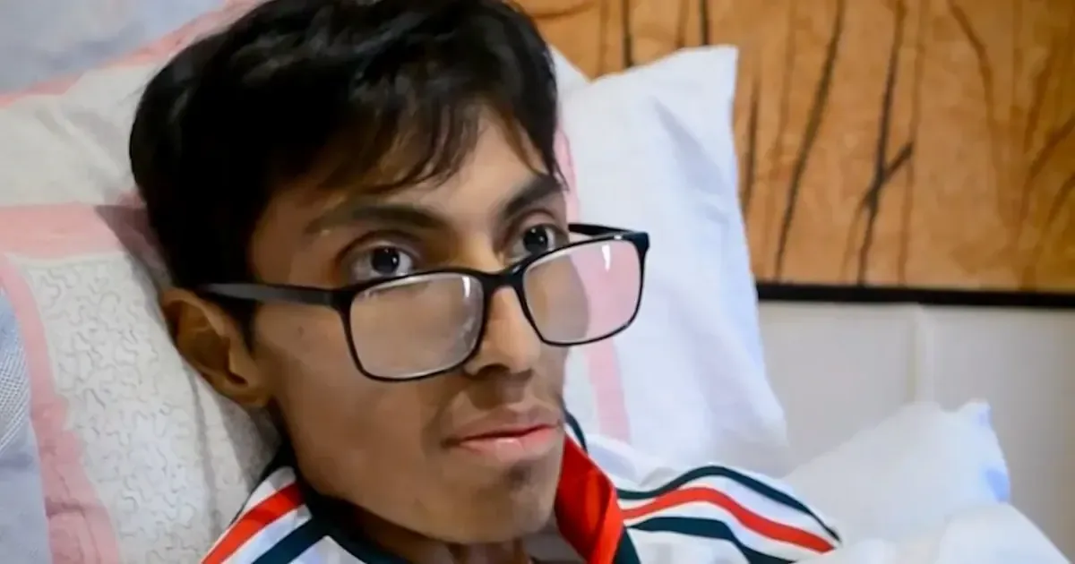 Decision urgente permite que padres se reencuentren con su hijo con cáncer terminal en México.