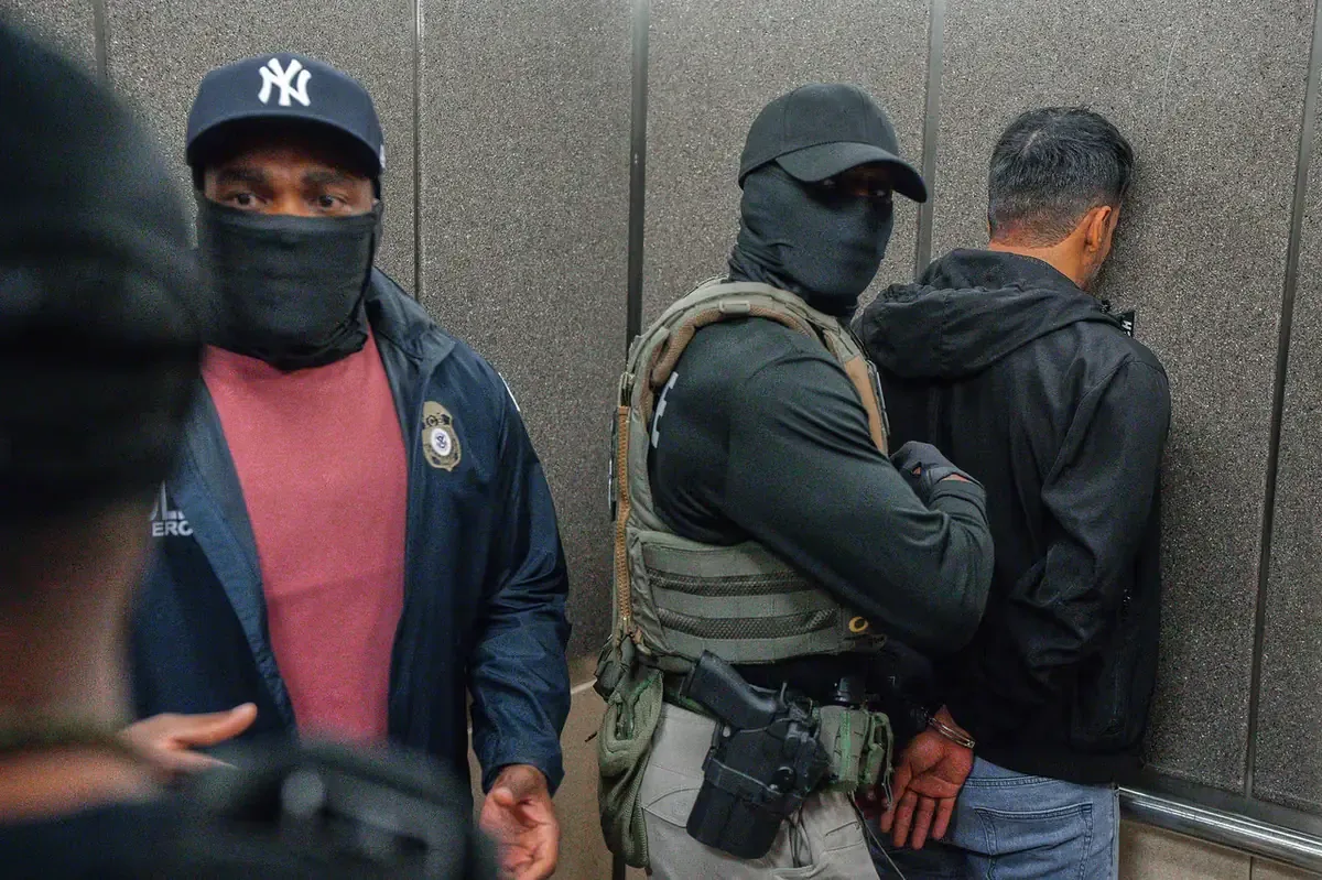 La decisión permite a los agentes de inmigración utilizar cubre-rostros durante operativos en el estado.