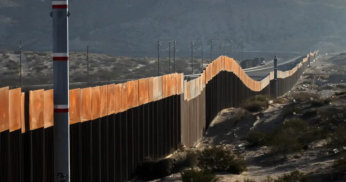 La decisión retarda la implementación de la controversial SB 4, que impactaría a inmigrantes en el estado.