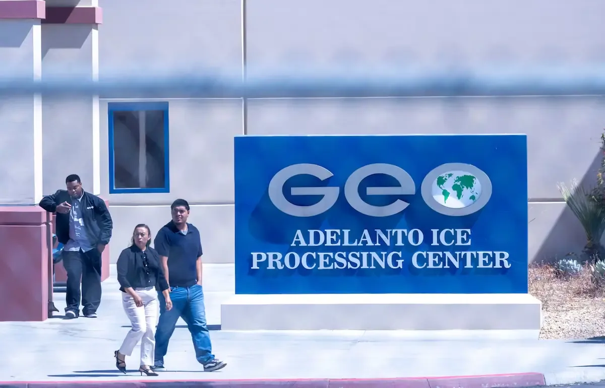 La orden judicial busca garantizar derechos humanos básicos en el centro de detención.