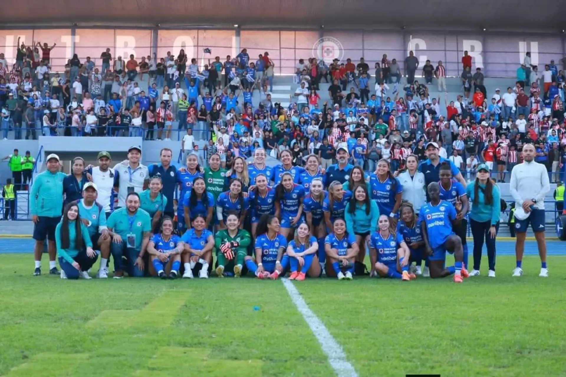 Jugadoras del Cruz Azul Femenil durante su entrenamiento previo al partido.