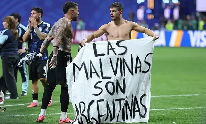 La selección albiceleste levanta una manta controversia tras un partido clave.