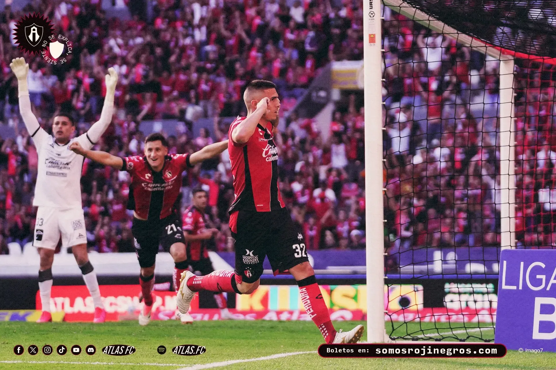 Jugadores de Atlas celebran su gol en el Estadio Jalisco durante la victoria.