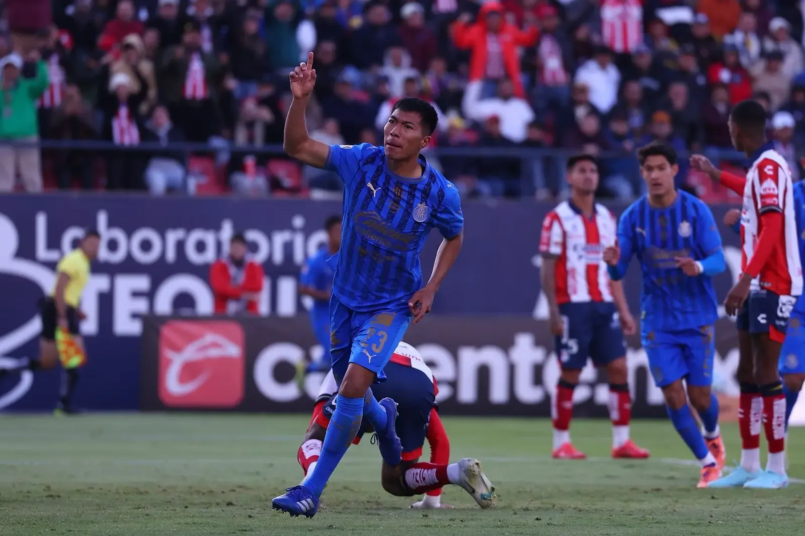 Jugadores de Chivas celebran el tercer gol en el emocionante partido contra San Luis.