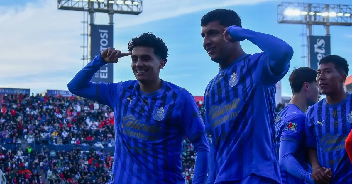 Jugadores de Chivas celebran su victoria ante el Atlético San Luis en el CL2026.