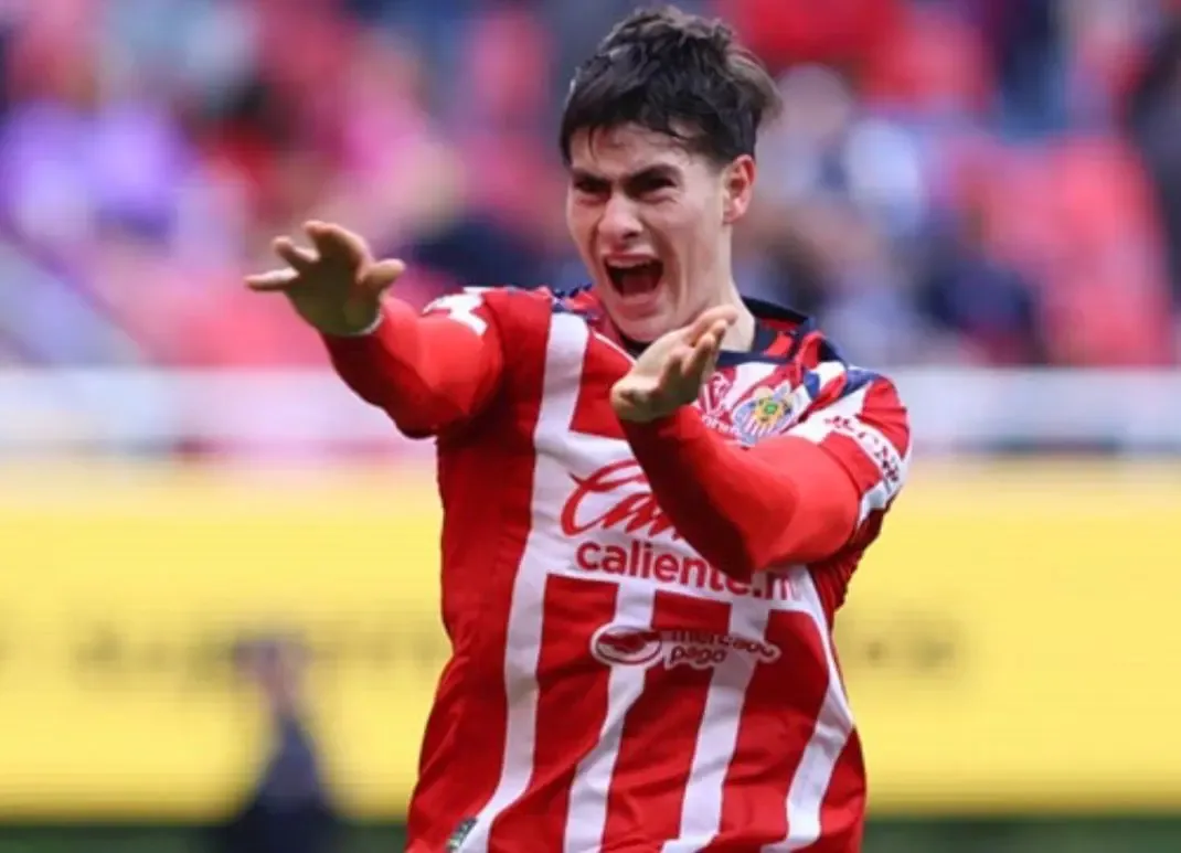 Jugadores de Chivas celebran un gol durante su partido contra Querétaro.