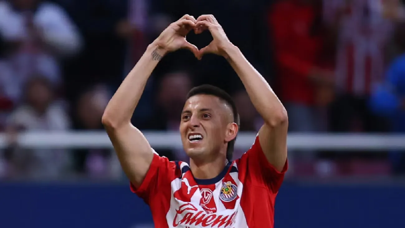 "Jugadores de Chivas celebran un gol en el Estadio Akron durante el partido."