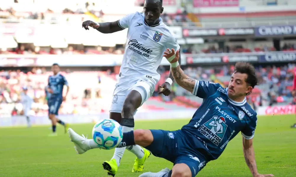 Jugadores de Gallos Blancos y Pachuca durante el empate en el Estadio Corregidora.