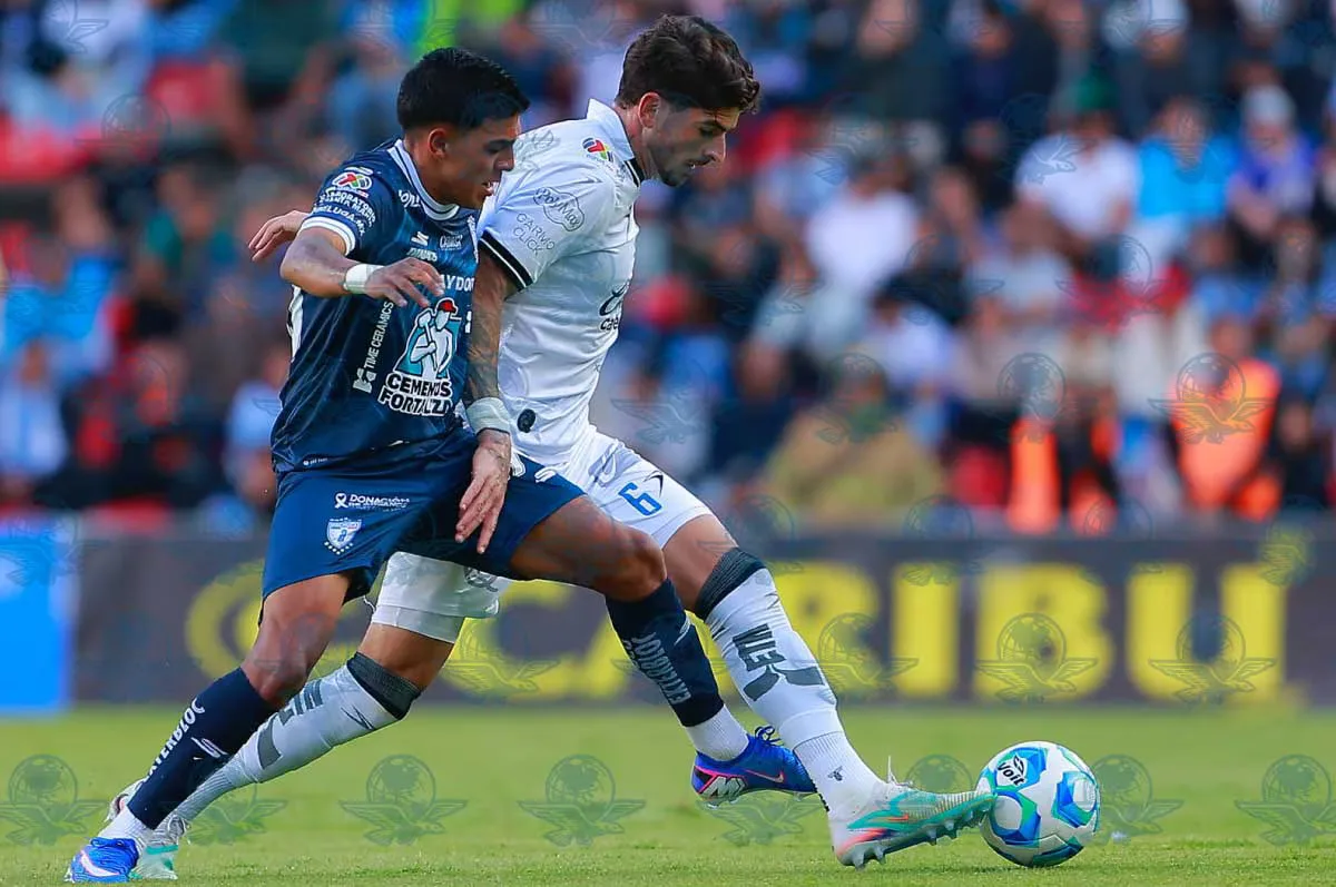 Jugadores de Gallos Blancos y Tuzos durante el aburrido empate en La Corregidora.