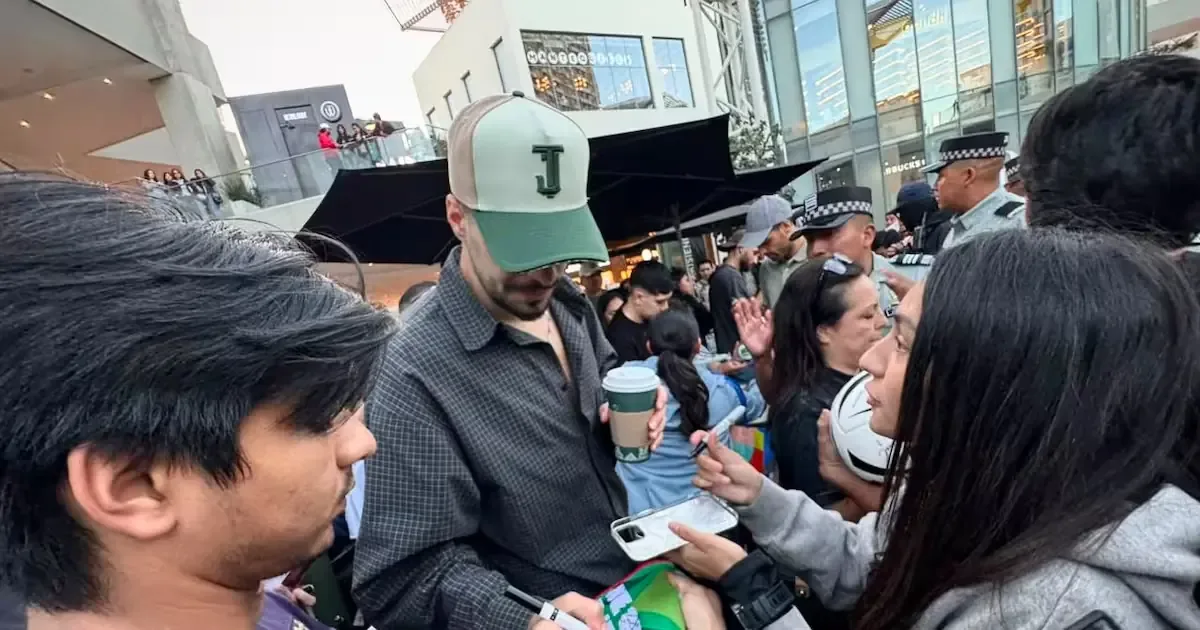 La selección iraní firma autógrafos y se toma fotos con fans antes de su salida.