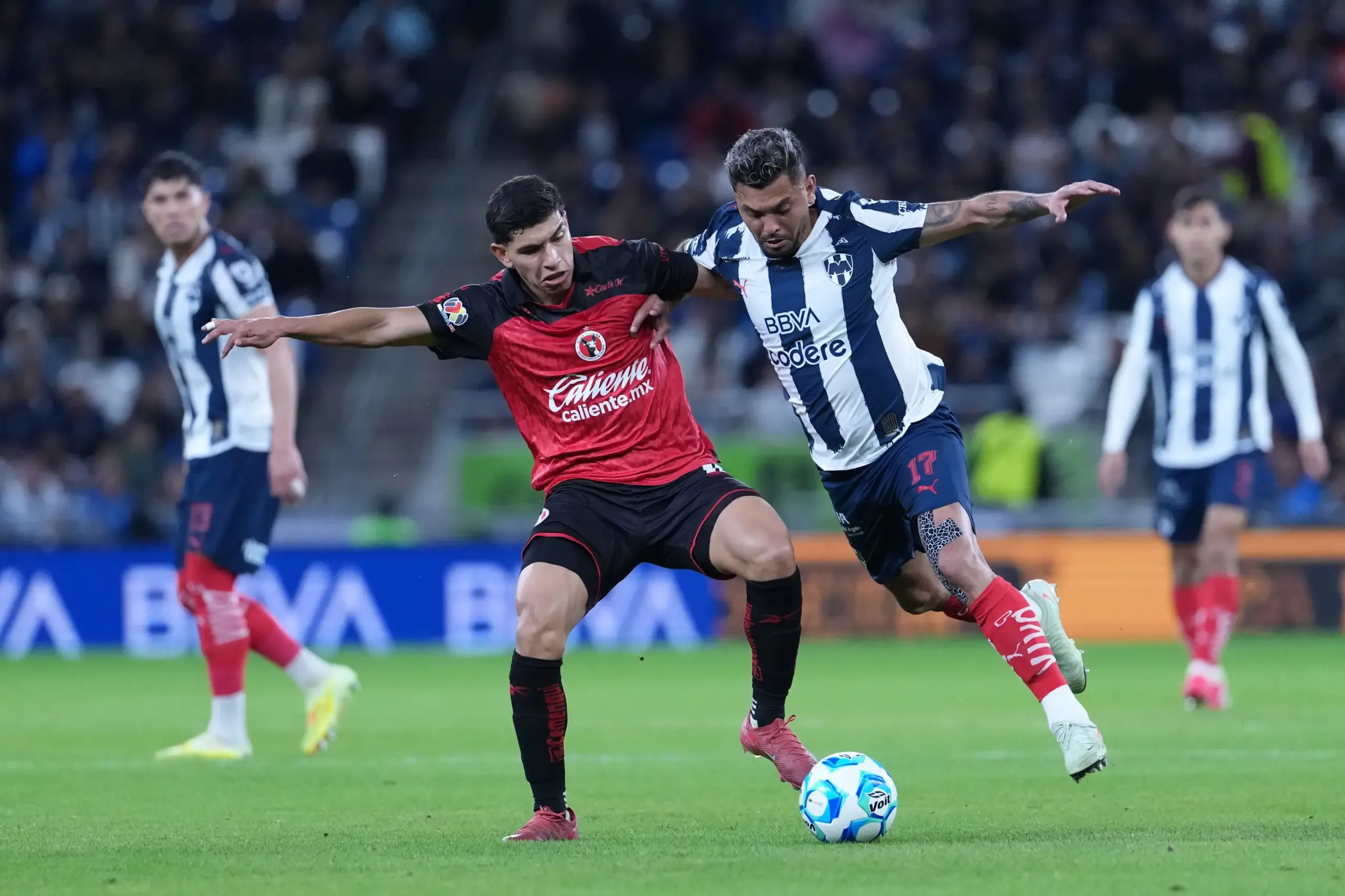 Jugadores de Monterrey celebran el gol de Lucas Orellano en el partido.