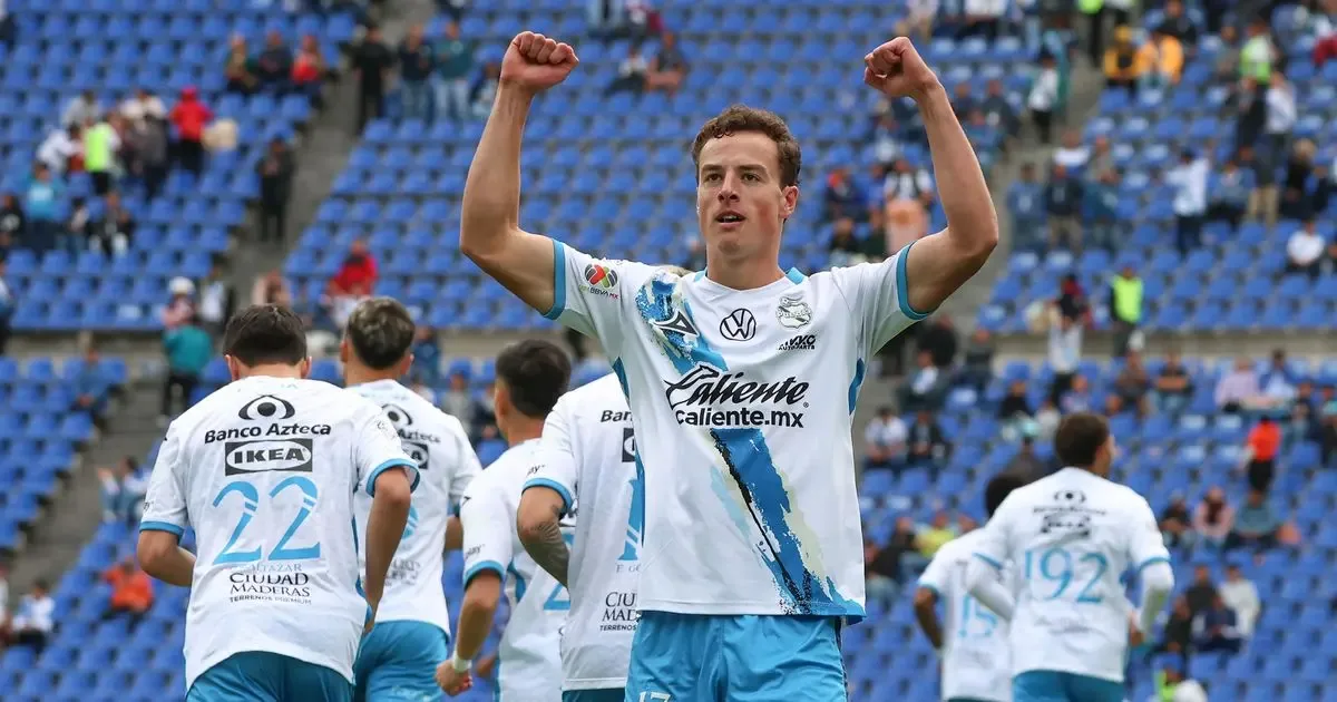 Jugadores de Puebla en acción durante un partido reciente de la Liga MX.