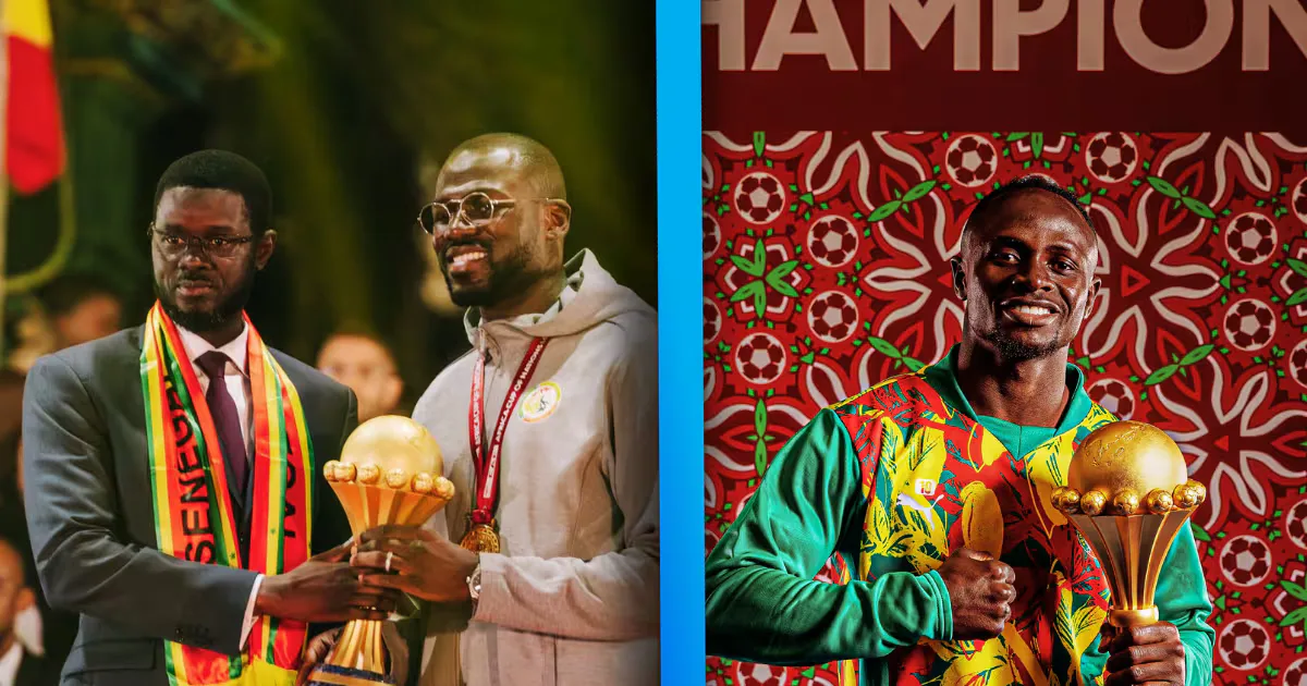 Jugadores de Senegal celebran su victoria en la copa junto al presidente Faye.