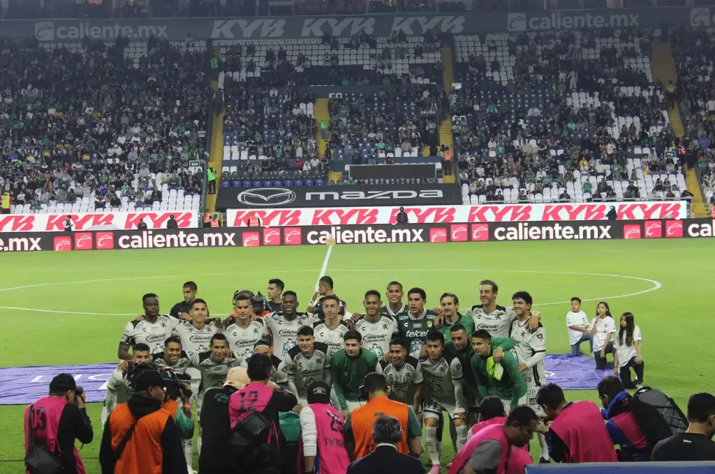 Jugadores de Tigres celebran su victoria sobre León en el Estadio “Glorioso”.