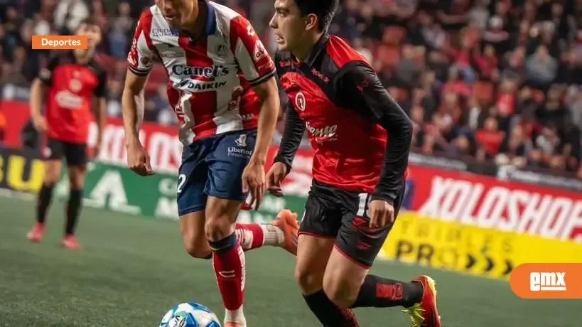 Jugadores de Xolos y Atlético de San Luis disputando el empate en Tijuana.
