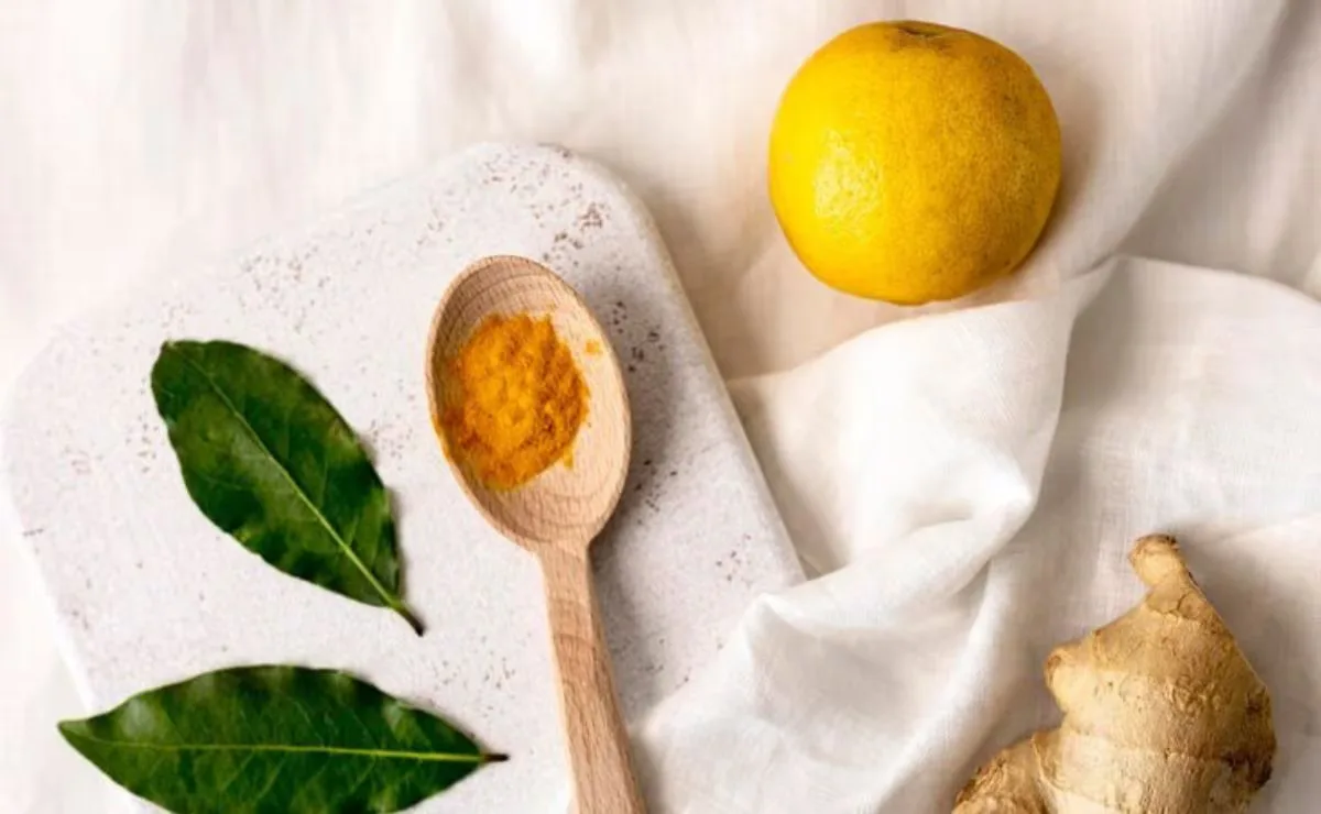 Jugo de limón con cúrcuma, una opción natural para comenzar el día.