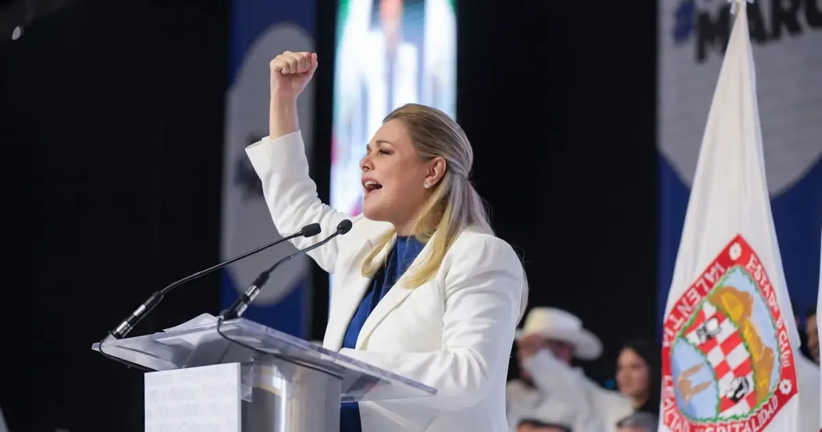 La gobernadora de Chihuahua rechaza las acusaciones y recibe apoyo masivo.