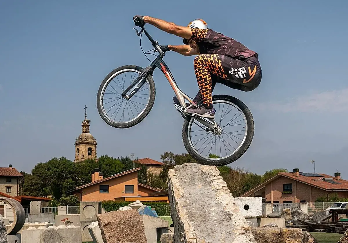Julen Sáenz de Ormijana, campeón europeo de trial, se prepara para la última prueba de la Copa del Mundo.