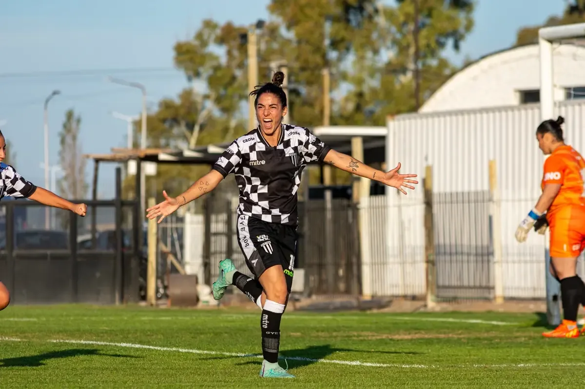 Julieta Blanco, figura del fútbol femenino, cierra una destacada carrera en varias instituciones.