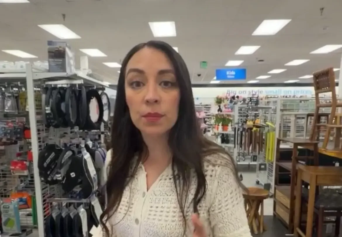 Julieta Ramírez durante su transmisión en vivo en la tienda 'Ross'.