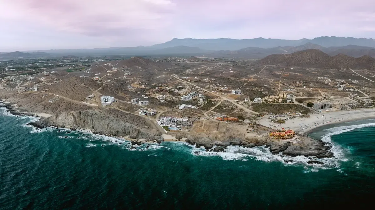 La senadora con licencia busca potenciar la economía de Baja California a través de la cooperación internacional.
