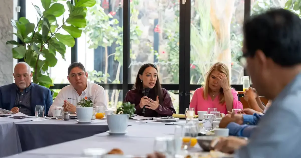 La senadora con licencia dialoga sobre los retos del sector de la construcción en Baja California.