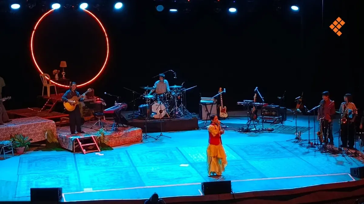 La cantante tijuanense emociona a su público con temas de su nueva producción.