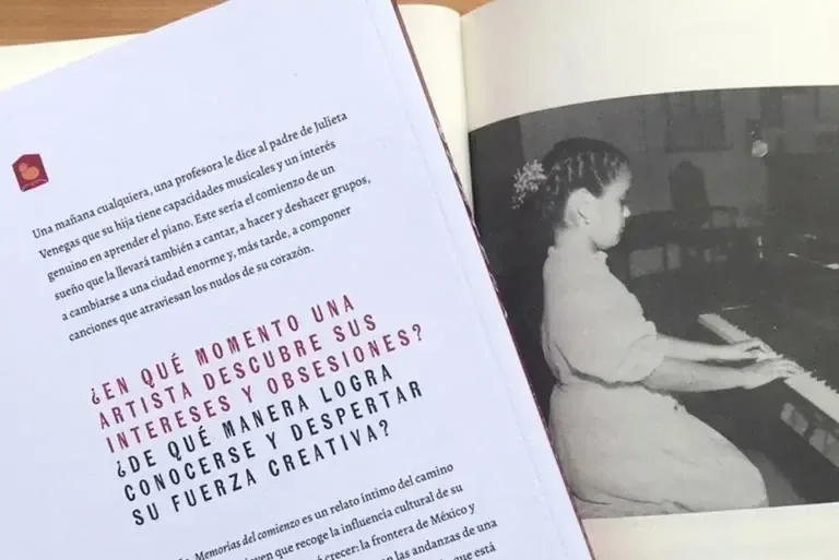 La cantante revela su proceso terapéutico previo a la escritura de su obra, centrada en recuerdos y emociones.