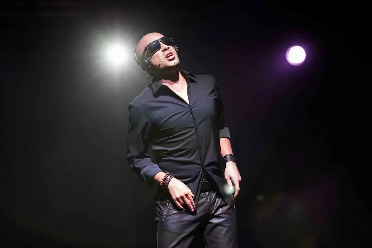Un espectáculo musical que rinde homenaje a grandes artistas y su legado.