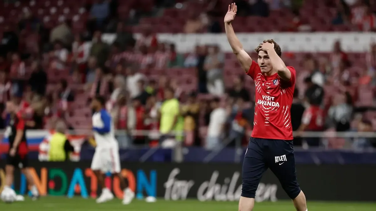 La afición del Atlético reacciona con silbidos en el regreso del delantero argentino tras su polémica.