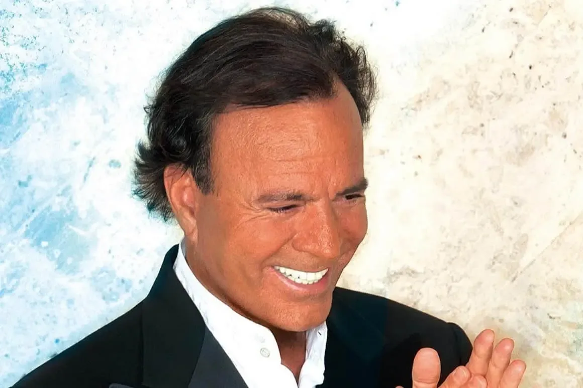 Julio Iglesias durante una entrevista con Susana Giménez en 2004.