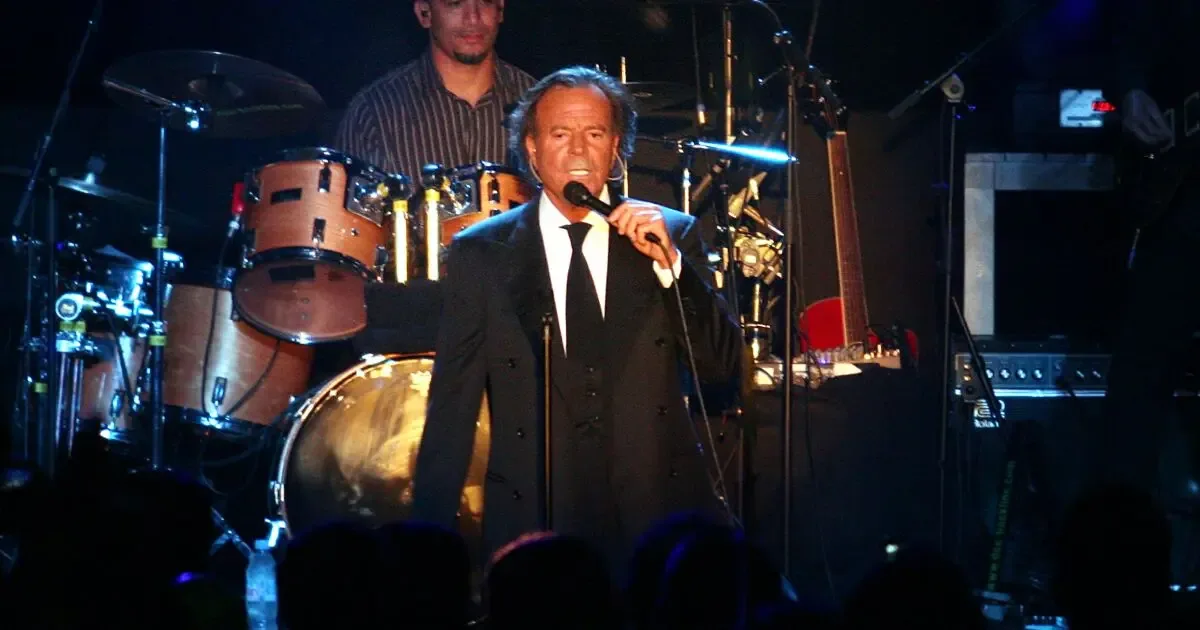 Julio Iglesias en una de sus presentaciones en el extranjero.