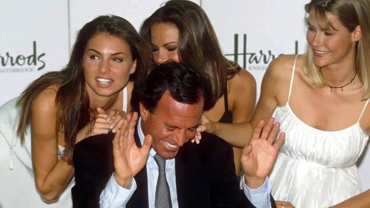 Julio Iglesias enfrenta serias acusaciones de agresión sexual en España.