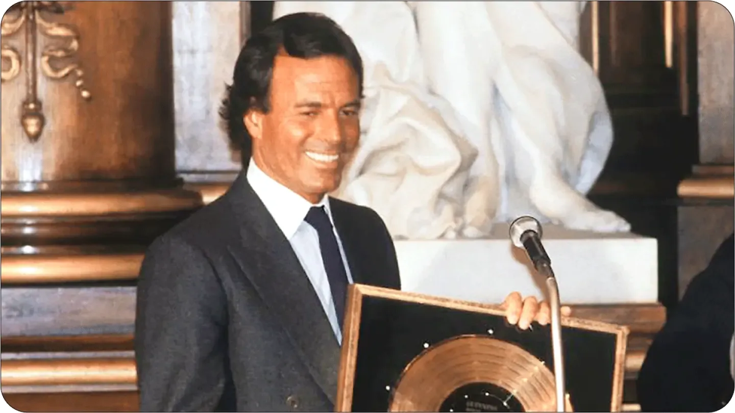 Julio Iglesias haciendo declaraciones sobre el caso que lo involucra.
