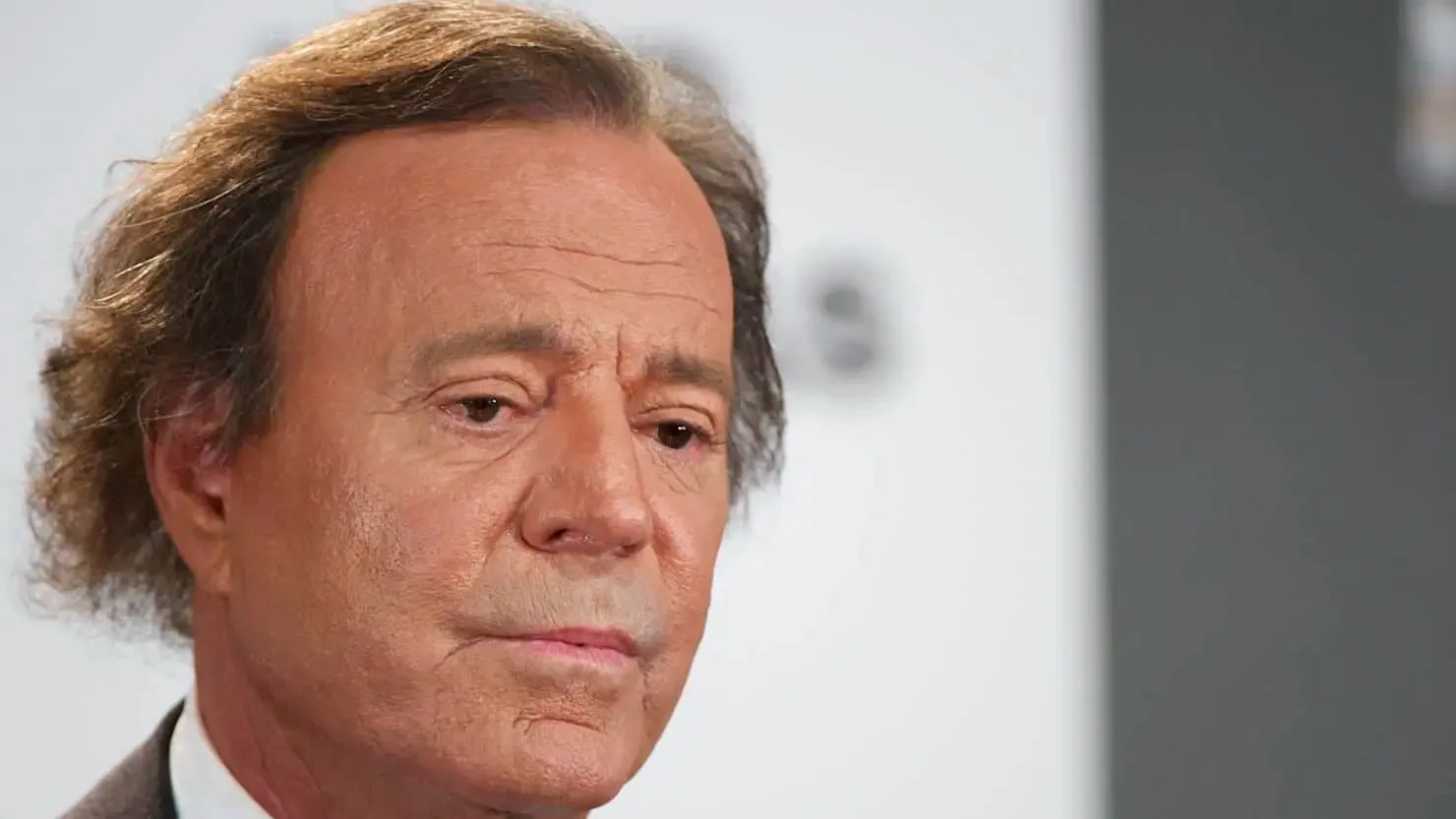Julio Iglesias y su equipo legal responden a acusaciones de abuso sexual.