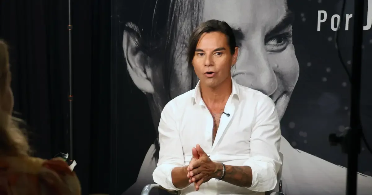 El hijo del famoso cantante rinde homenaje a su padre con una gira que incluye sus mejores éxitos.