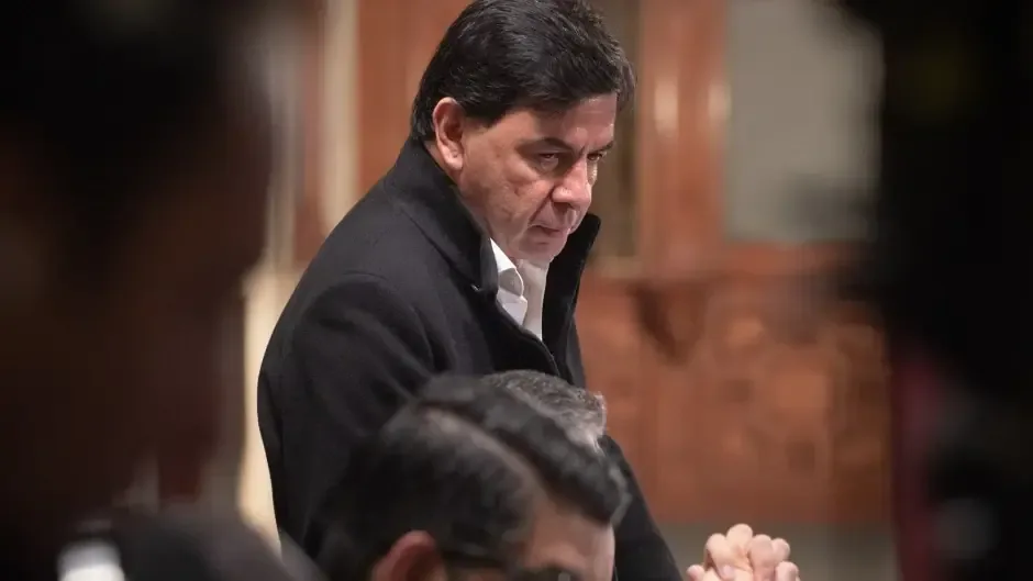 Julio Scherer Ibarra señala posible conflicto de intereses en contratos publicitarios con el periódico Regeneración.