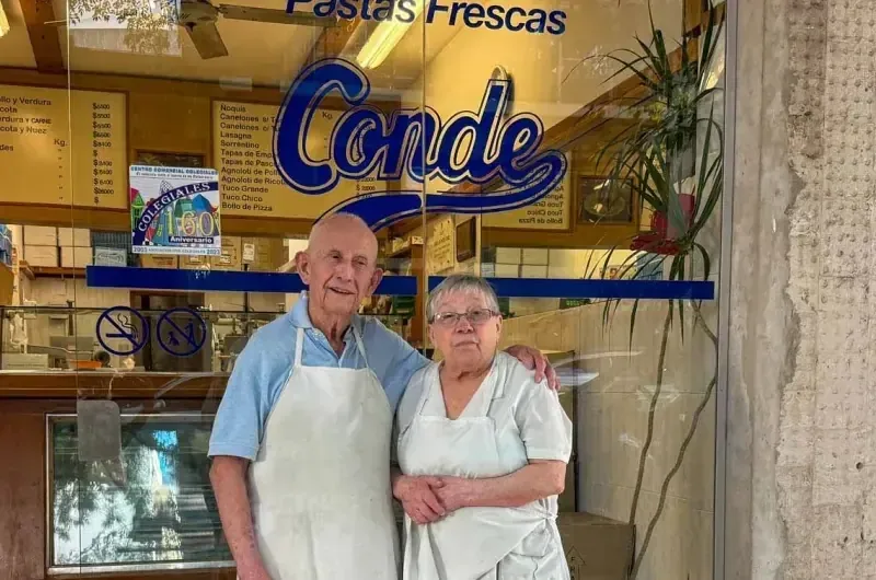 Julio y Lila, una pareja santiagueña, llevan 64 años de matrimonio y continúan trabajando en su negocio familiar de pastas con pasión.