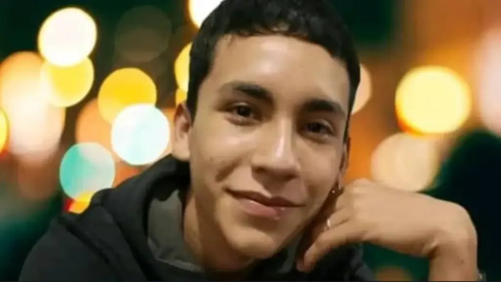 Justicia condena a los oficiales tras dejar morir ahogado a un joven durante una persecución.