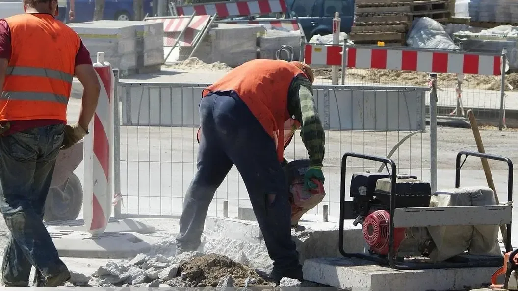 Un trabajador de la construcción falleció en un accidente laboral en Cáceres y se indaga el cumplimiento de la normativa de seguridad.