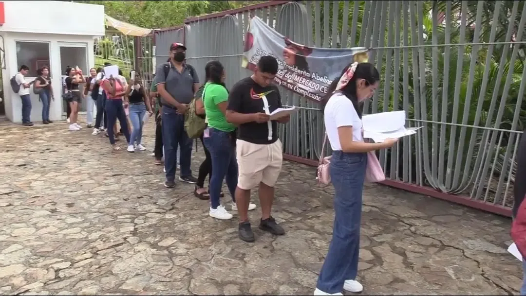 Jóvenes acapulqueños participan en la feria de empleo organizada por el Gobierno Municipal.
