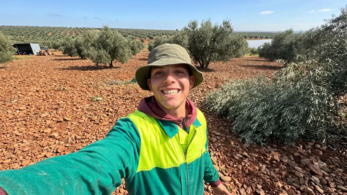 A pesar de buenos salarios, la agricultura enfrenta escasez de trabajadores jóvenes en España.