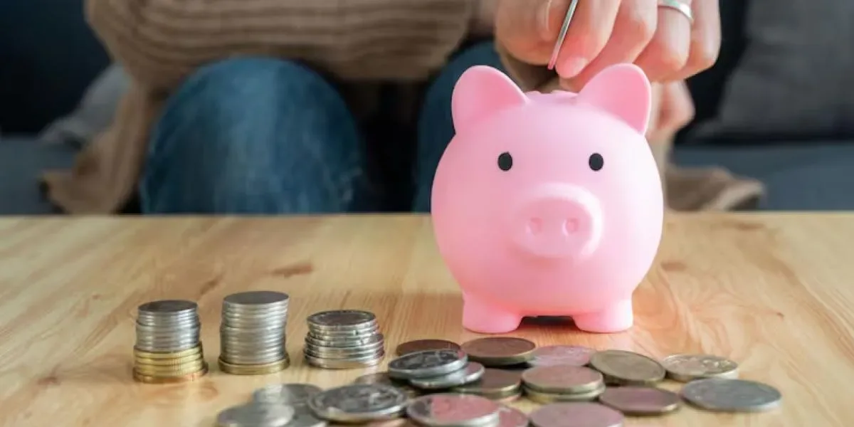 Jóvenes analizan opciones de ahorro para su retiro en 2026.