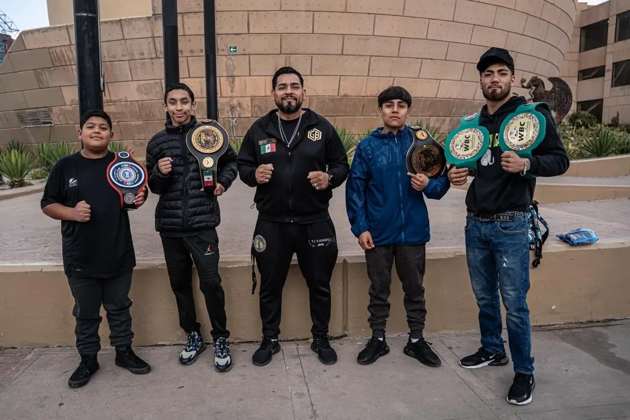 Jóvenes boxeadores de Tijuana recaudan fondos para torneo nacional en Ixtapaluca.