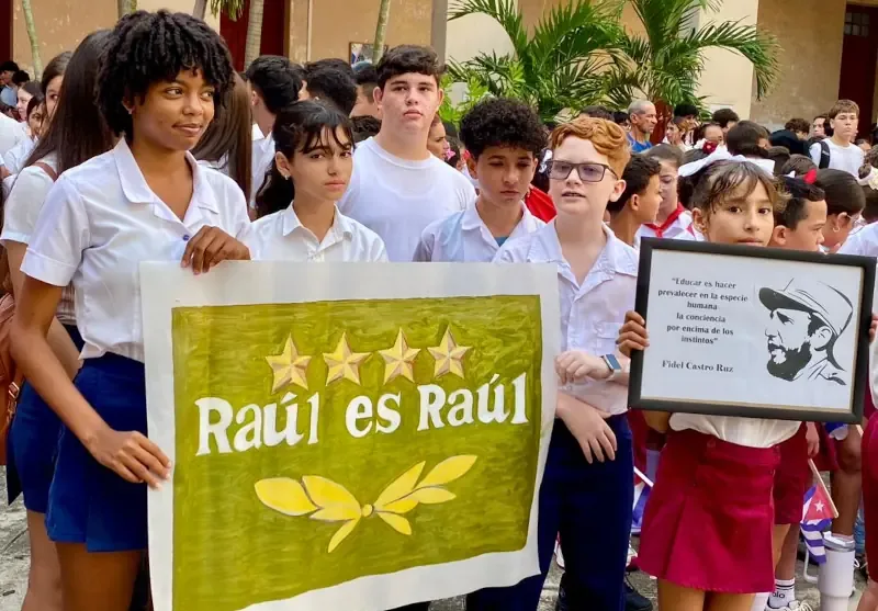 La juventud camagüeyana se une al homenaje al General de Ejército Raúl Castro, reafirmando su legado y principios.