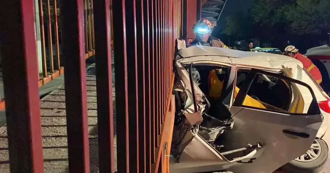 Una pareja resultó gravemente herida en un accidente ocurrido a alta velocidad.