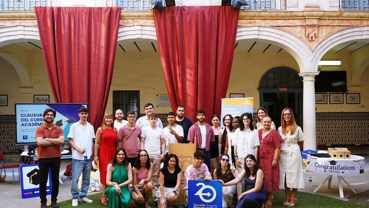 Veintiún jóvenes reciben diplomas tras superar desafíos educativos gracias a Arrabal-AID.
